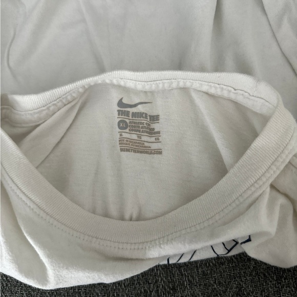 Nike white tshirt - Picture 4 of 4